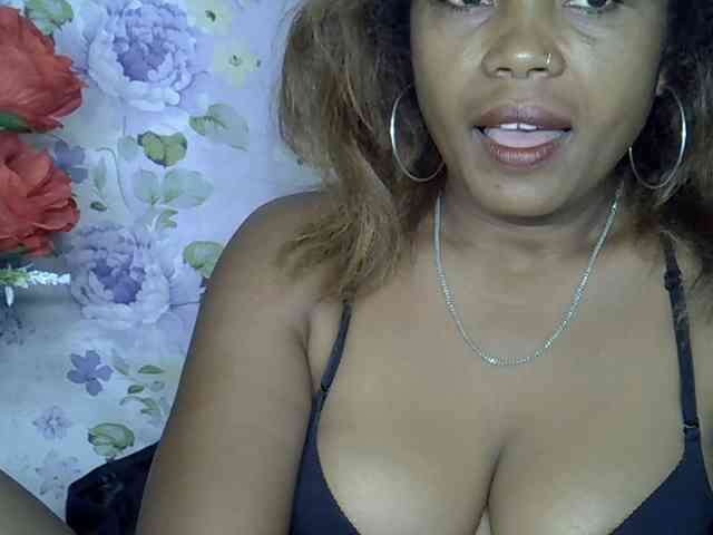 यह मॉडल अभी लाइव है. Sexywife1