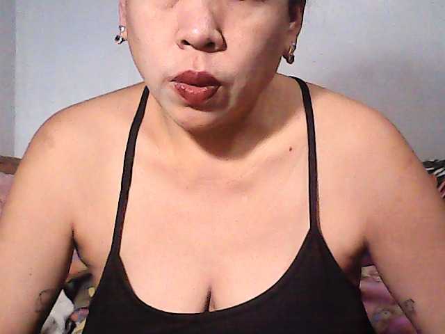 holygurly69 live cam on BongaCams