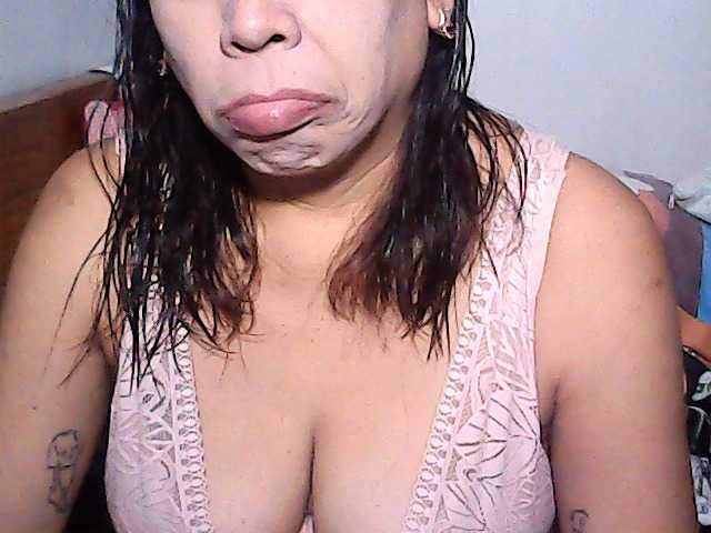 holygurly69 live cam on BongaCams