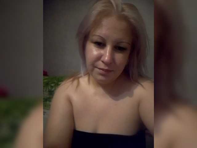Ipina13 ist eine verführerische deutsche Camgirl, die für dich live ist