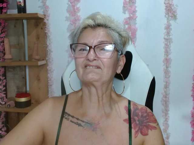 bety-cum3 live webcam show