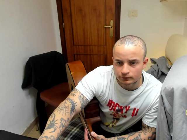 Layneinchains — live male cam