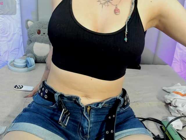 AlexaFoxy18's BongaCams show and profile