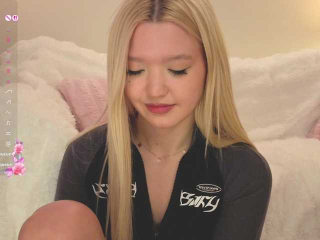 milli-sunrise live cam on BongaCams