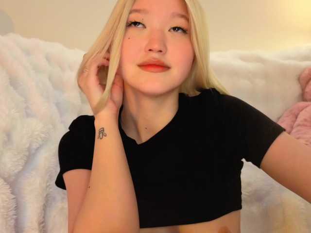 milli-sunrise live cam on BongaCams