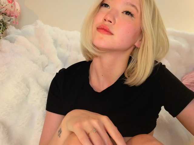 Chat with milli-sunrise live cam