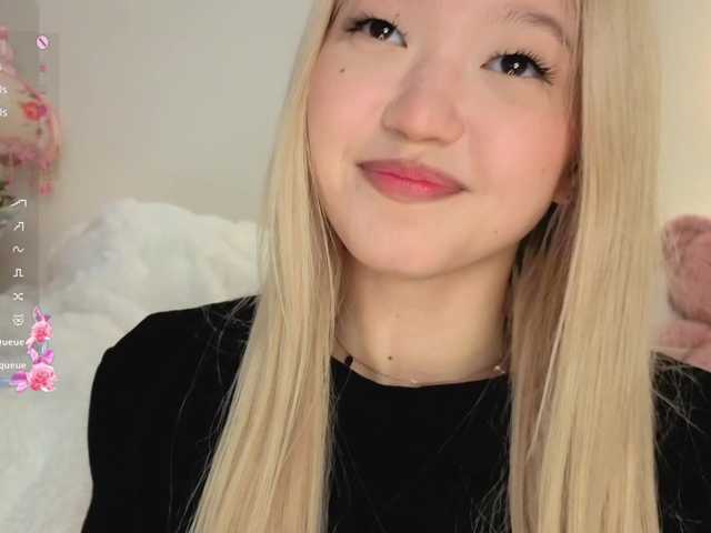 milli-sunrise live cam on BongaCams