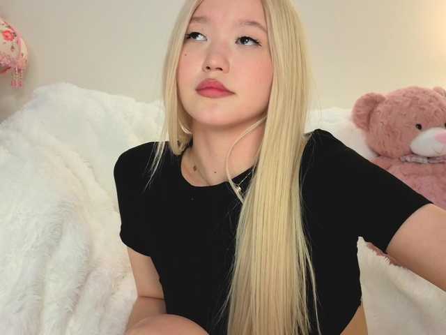 milli-sunrise live cam on BongaCams