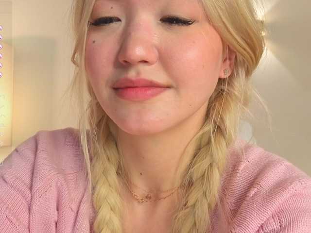 milli-sunrise live cam on BongaCams