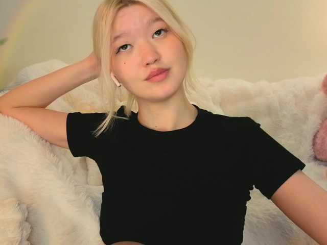 milli-sunrise live cam on BongaCams