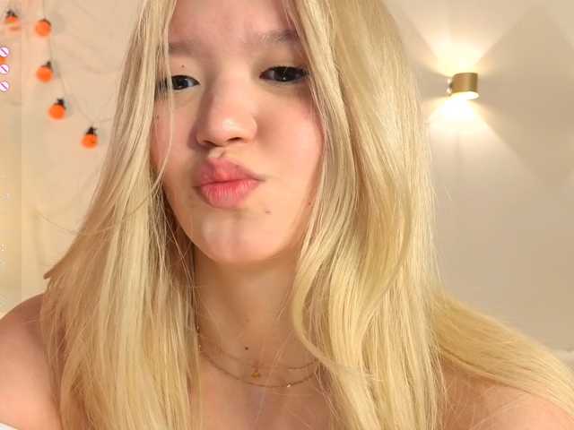 milli-sunrise live cam on BongaCams