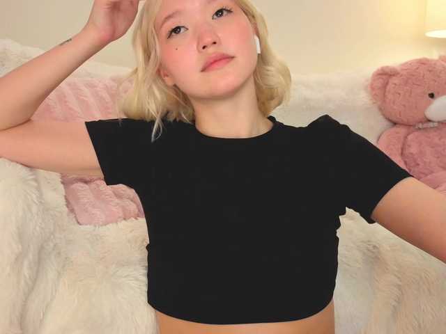 milli-sunrise live cam on BongaCams
