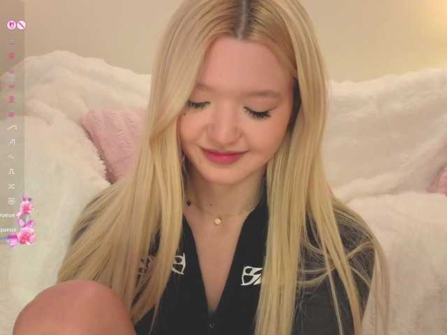 milli-sunrise live cam on BongaCams