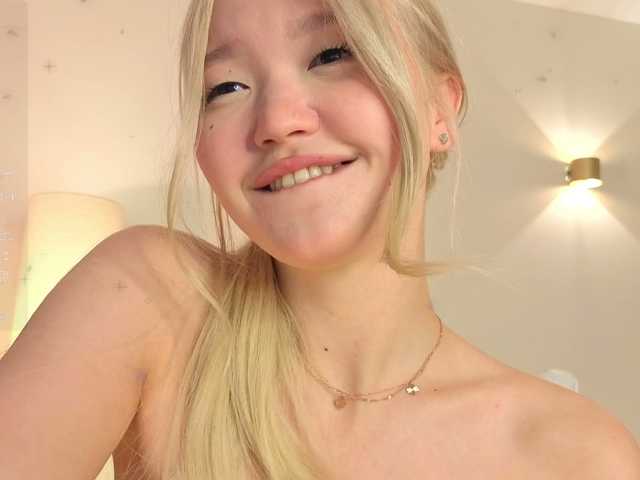 milli-sunrise live cam on BongaCams