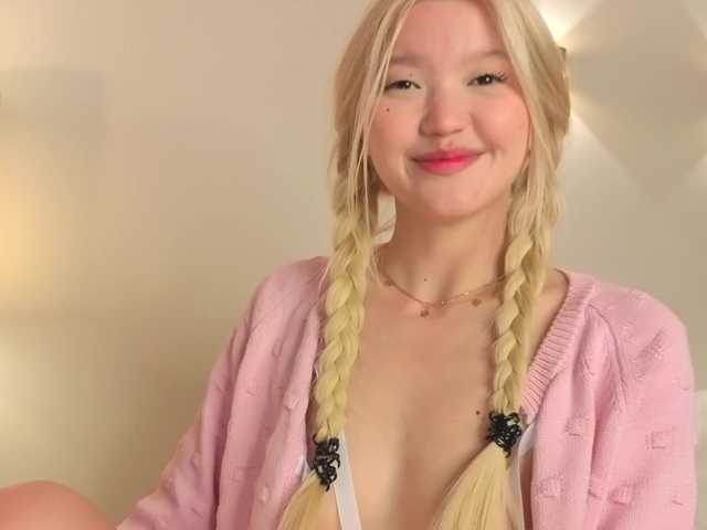 milli-sunrise live cam on BongaCams