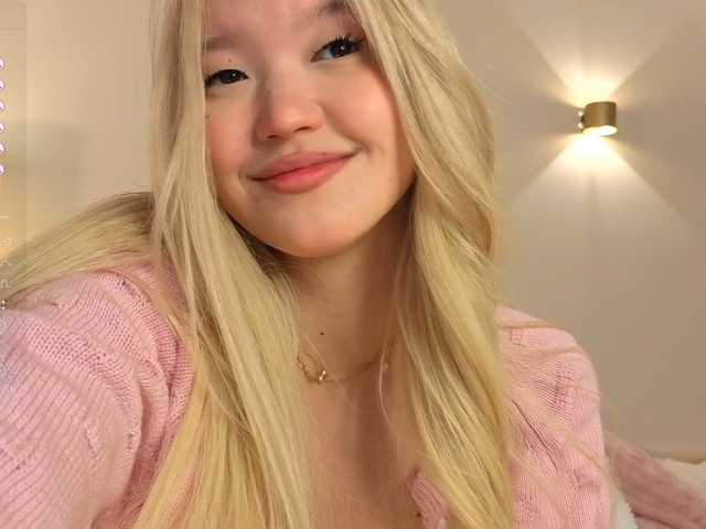 milli-sunrise live cam on BongaCams