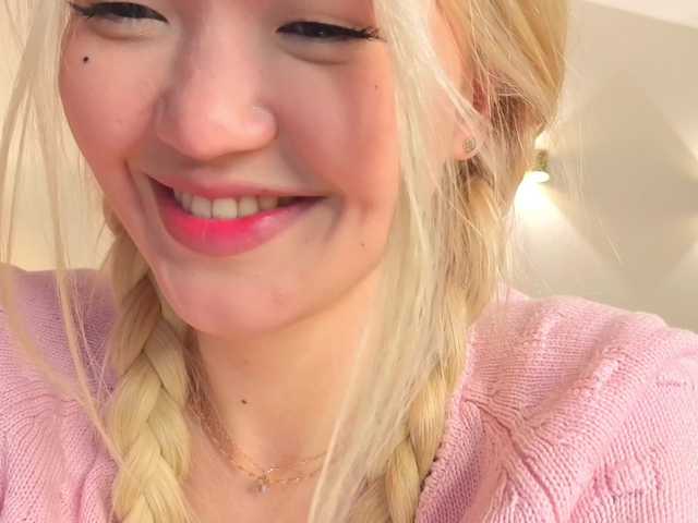 milli-sunrise live cam on BongaCams