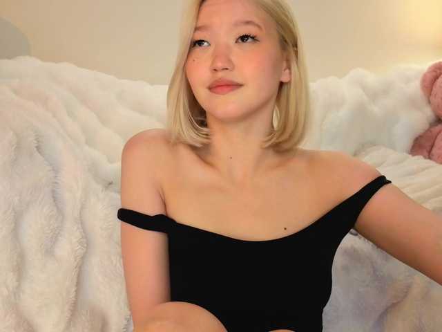 milli-sunrise live cam on BongaCams