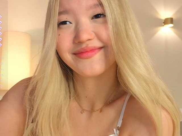 milli-sunrise live cam on BongaCams