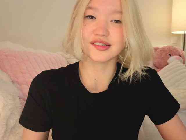 milli-sunrise Live Webcam on BongaCams