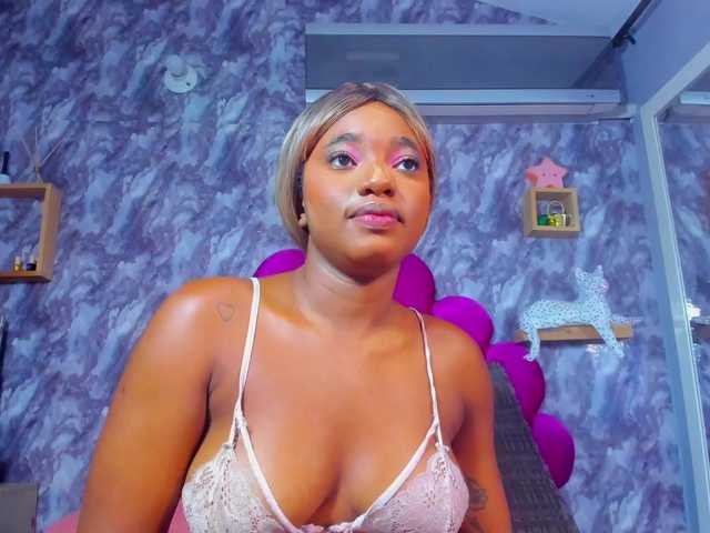 EMMAPARIS live cam on BongaCams