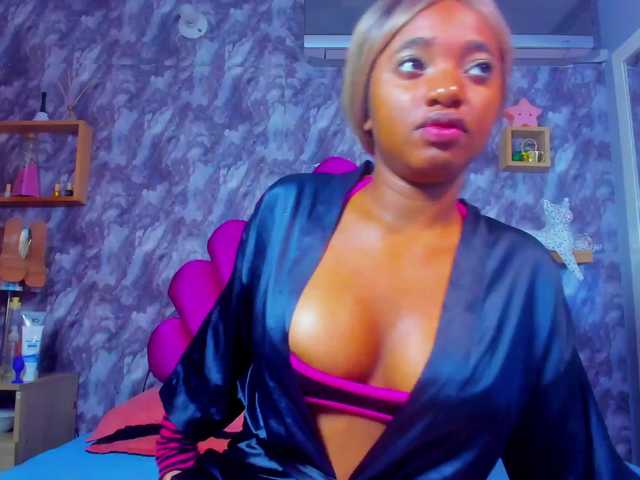 EMMAPARIS live cam on BongaCams