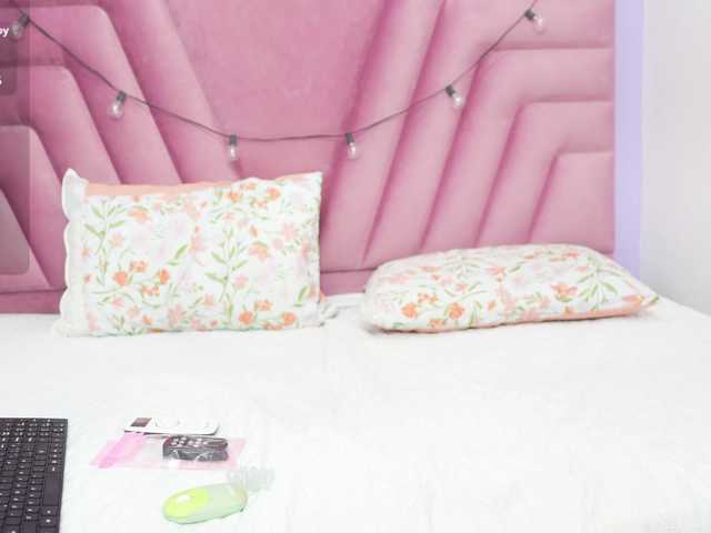 horny18girl live cam on BongaCams