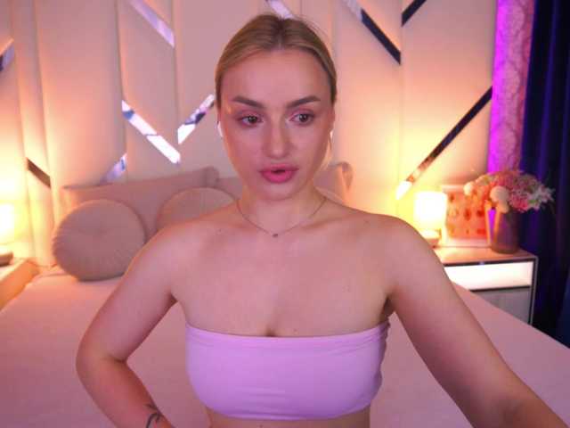 FloraGreys live cam on BongaCams