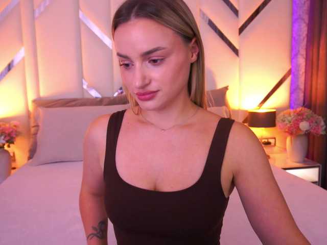 FloraGreys live cam on BongaCams
