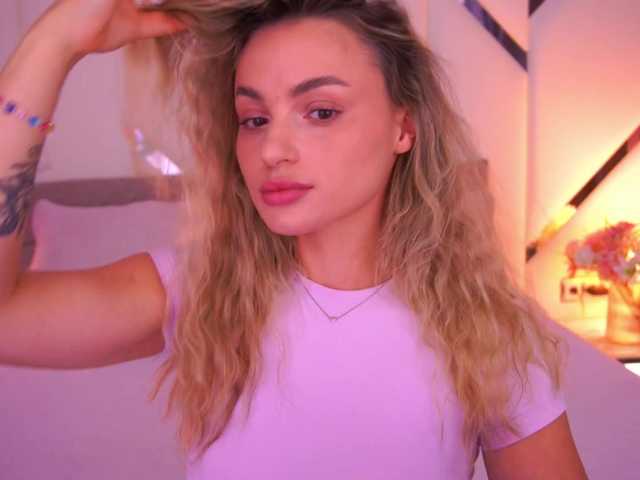 FloraGreys live cam on BongaCams