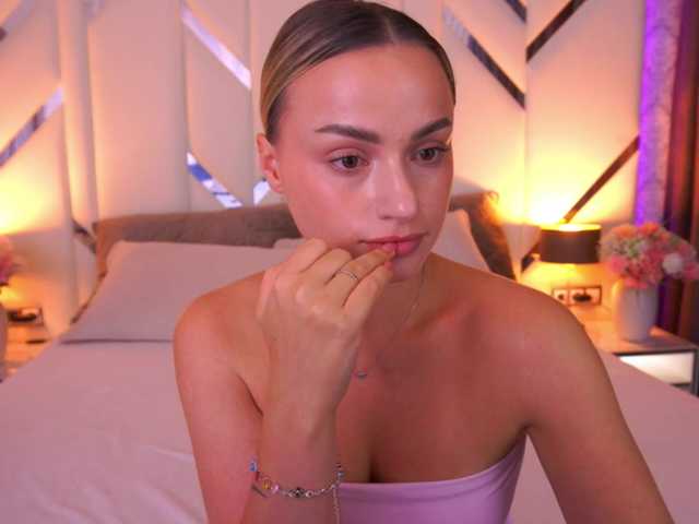 FloraGreys live cam on BongaCams