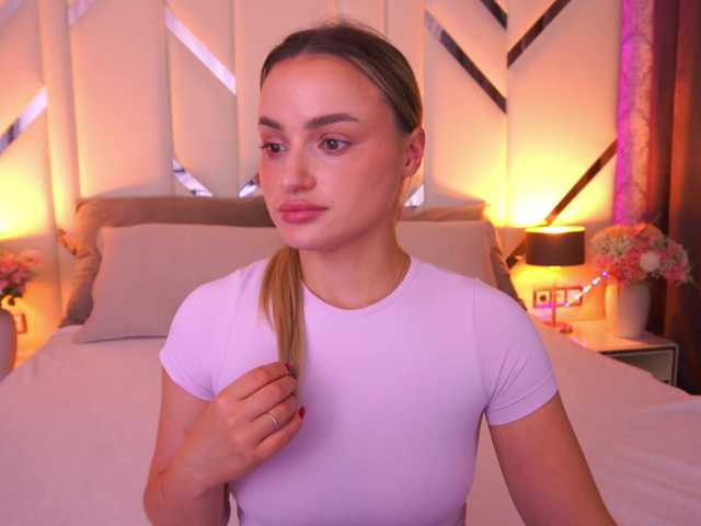 FloraGreys — live female cam