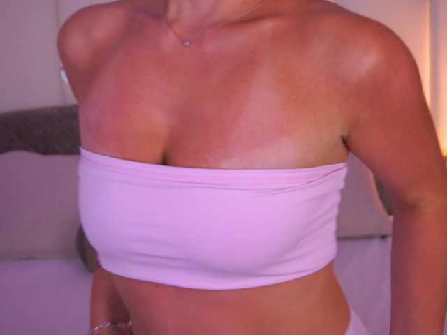 FloraGreys live cam on BongaCams