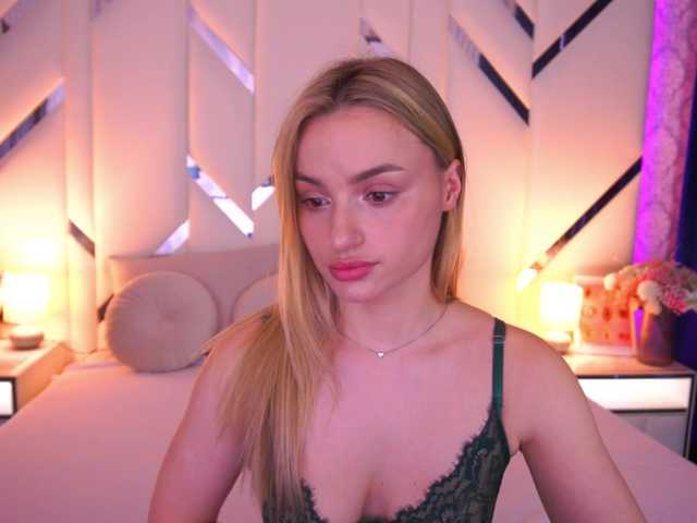 FloraGreys live cam on BongaCams