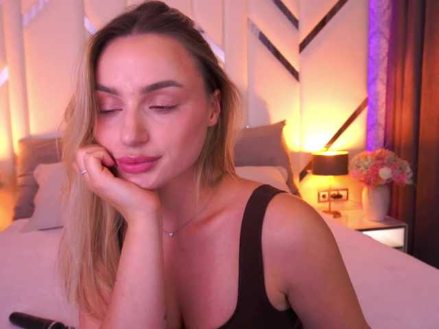 FloraGreys live cam on BongaCams