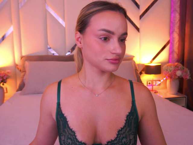 FloraGreys — live female cam