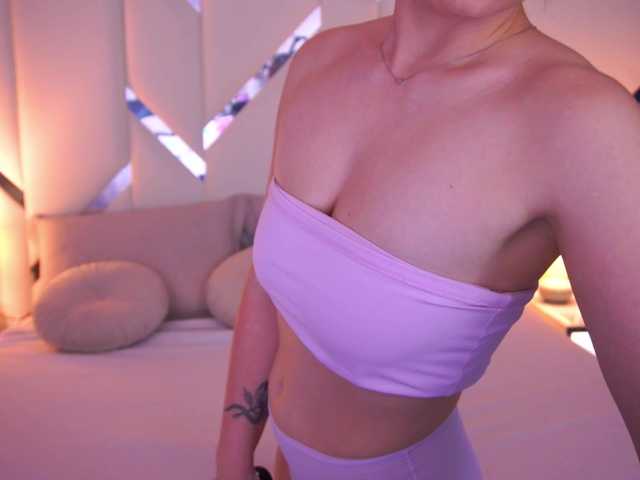 FloraGreys live cam on BongaCams