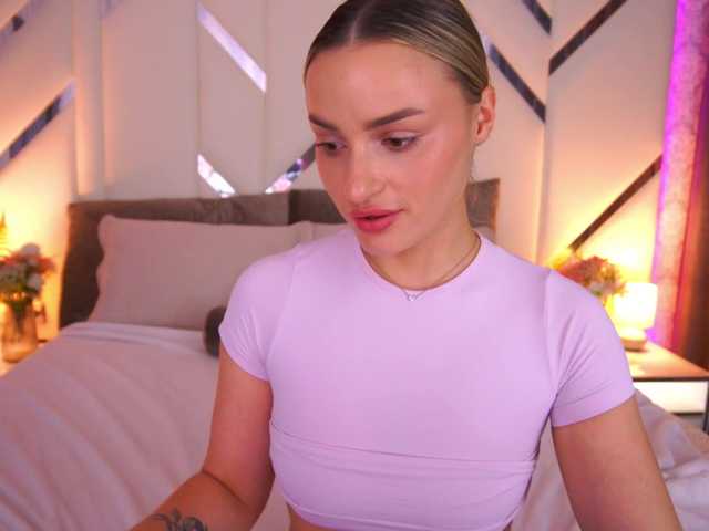FloraGreys live cam on BongaCams
