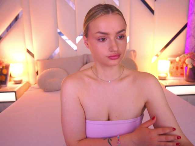 FloraGreys live cam on BongaCams