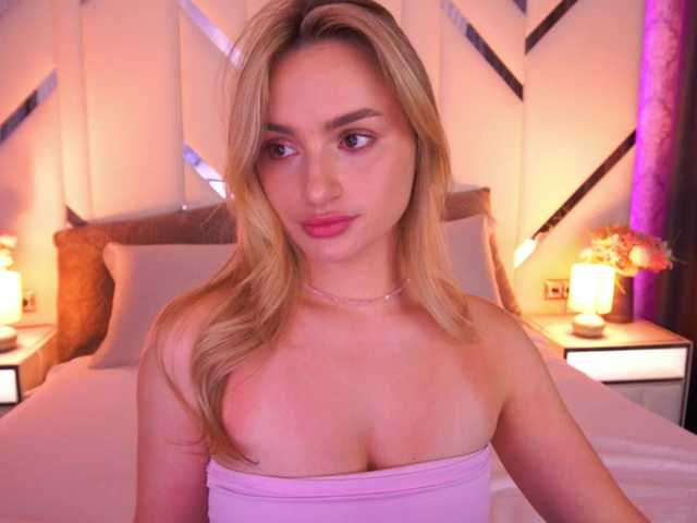 FloraGreys live cam on BongaCams