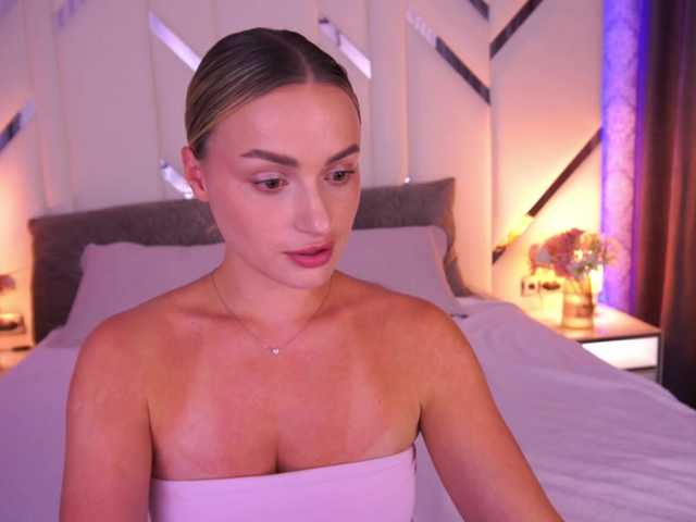 FloraGreys live cam on BongaCams