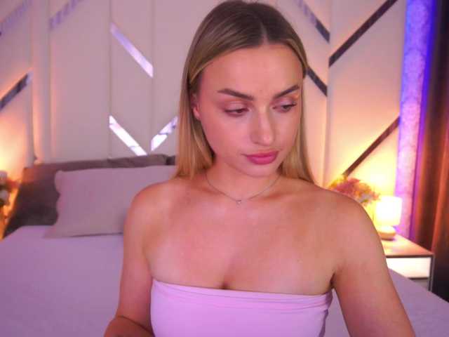 FloraGreys live cam on BongaCams