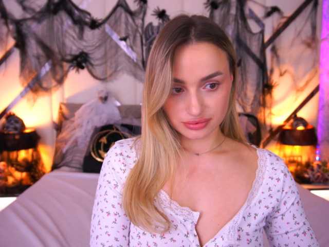 FloraGreys live cam on BongaCams