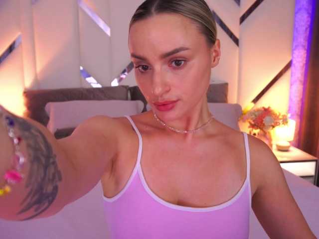 FloraGreys live cam on BongaCams