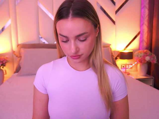 FloraGreys — live female cam