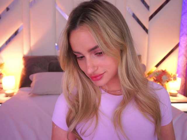 FloraGreys live cam on BongaCams