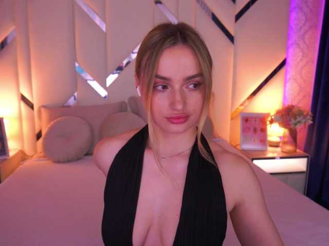 le modèle FloraGreys est en webcam porno dans un show sur le site bongacams, il possède les tags suivants: White/Caucasian,Blonde,Shaved