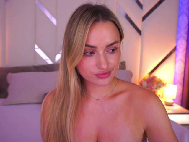 FloraGreys live cam on BongaCams