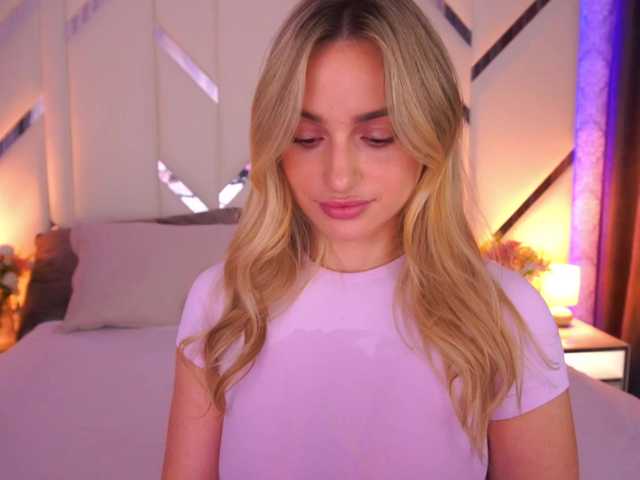 FloraGreys live cam on BongaCams