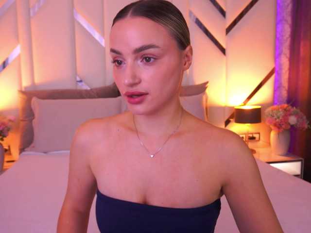 FloraGreys live cam on BongaCams